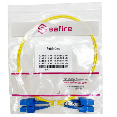 Patch Cord amarelo com conectores azuis, embalagem transparente da SAFIRE com especificações técnicas e site.