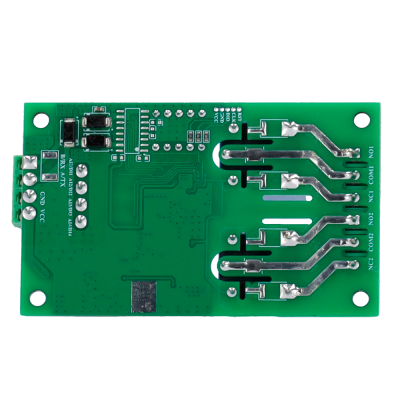 Placa de circuito impresso verde com componentes e inscrições em branco