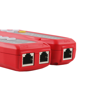 Dois testadores de cabos de rede vermelhos com conectores RJ45 em fundo branco