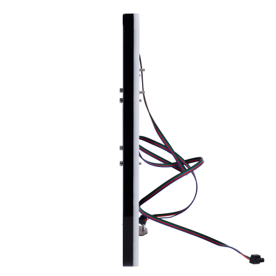 Painel eletrônico com cabos coloridos na parte traseira