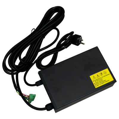 Transformador preto com cabo e ficha elétrica