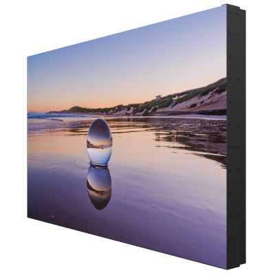 Painel LED com imagem de esfera de vidro refletindo paisagem de praia ao pôr do sol