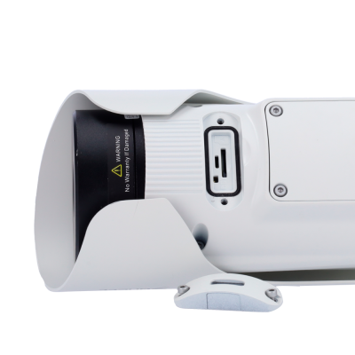 Câmara de segurança branca com lente preta e porta USB