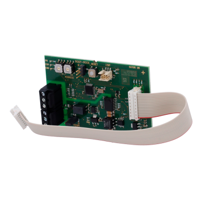 Placa eletrónica verde com cabo plano branco e componentes eletrónicos diversos.