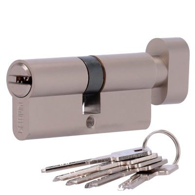 Cilindro de fechadura com chaves em fundo branco