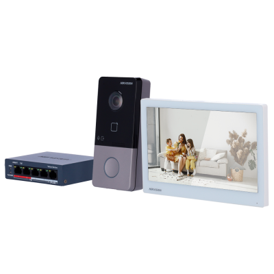 Kit vídeo porteiro Hikvision com câmara preta, ecrã LCD branco e router preto