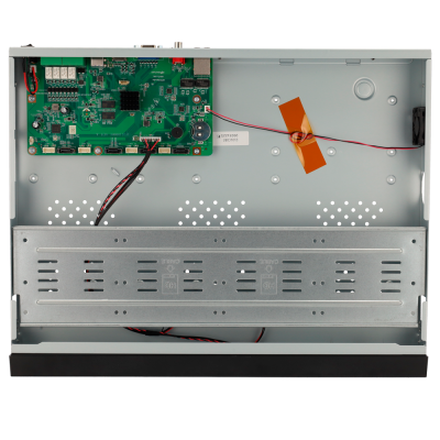 Interior de equipamento eletrónico com placa de circuito e componentes metálicos