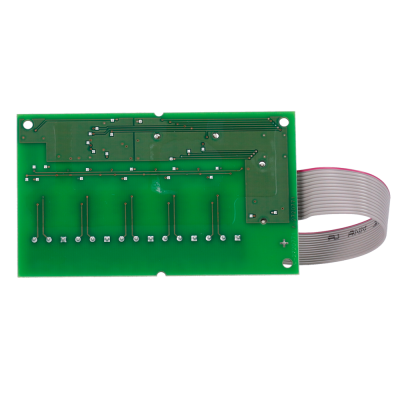 Placa eletrónica verde com fita plana cinzenta ligada.