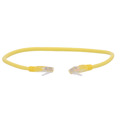 Cabo de rede amarelo com conectores RJ45 transparentes