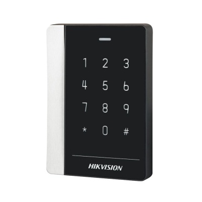 Teclado digital preto com botões numéricos e marca HIKVISION