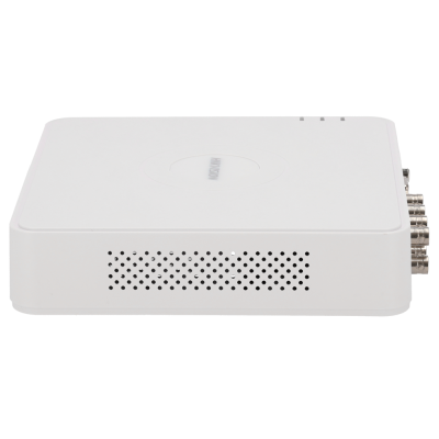 Aparelho eletrônico branco com conexões metálicas e ventilação lateral