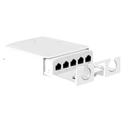 Dispositivo de rede branco com cinco portas Ethernet etiquetadas PoE OUT e PoE IN.