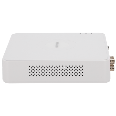 Aparelho eletrónico branco com ventilação lateral e conectores metálicos