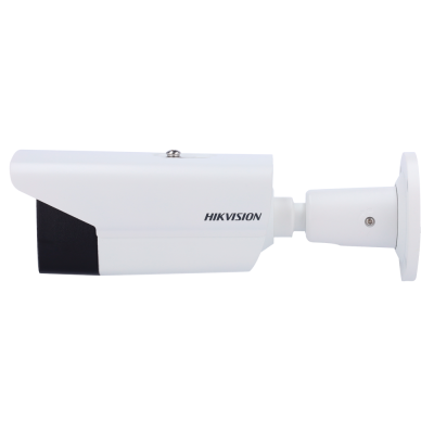 Câmara de vigilância branca HIKVISION com suporte e cabos visíveis