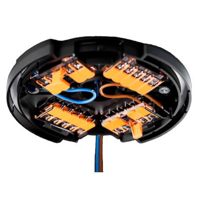 Conector elétrico redondo com entradas para fios laranja e estrutura preta