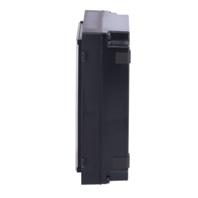 Módulo eletrónico preto e cinza visto de perfil