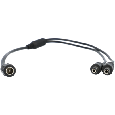 Cabo adaptador de alimentação com conectores DC pretos e cabo preto.