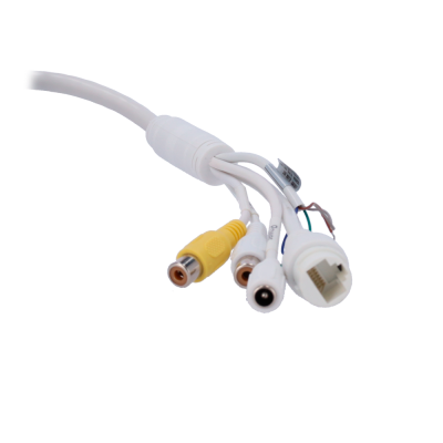 Conjunto de cabos e conectores eletrónicos brancos com um conector amarelo, num fundo claro