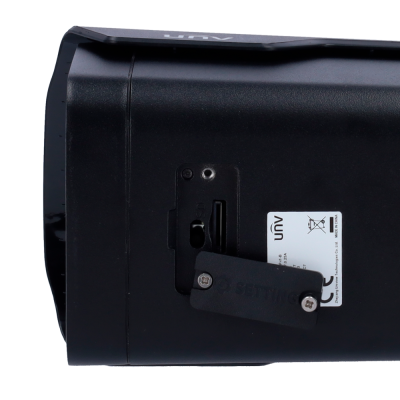 Dispositivo eletrônico preto com slot para cartão SD e adesivo UNV