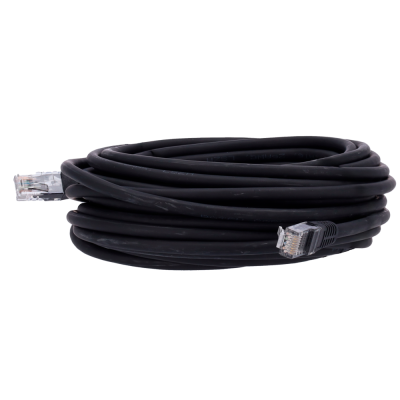 Cabo Ethernet preto com conectores RJ45 em fundo branco