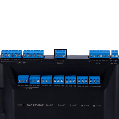 Painel eletrônico preto com terminais azuis para ligação de cabos e etiquetas de funções