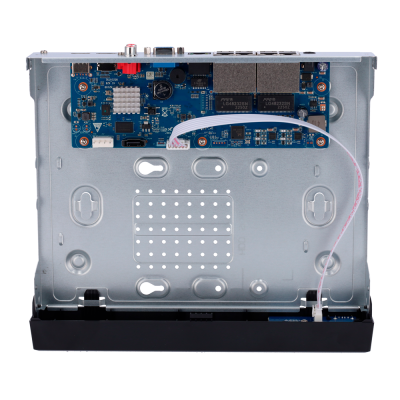 Dispositivo eletrônico aberto com placa de circuito azul e gabinete metálico