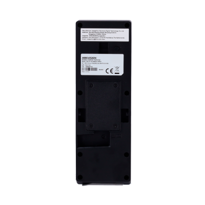 Terminal de controlo de acesso Hikvision preto com etiquetas brancas e texto técnico