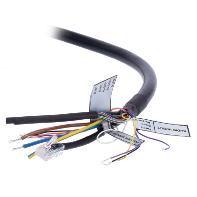 Cabo elétrico preto com fios coloridos e etiquetas brancas com texto