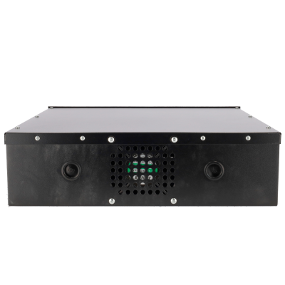 Equipamento eletrónico preto com grelha de ventilação e parafusos