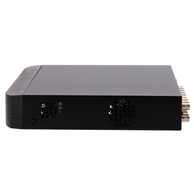 Aparelho electrónico preto com ventilação e múltiplas portas