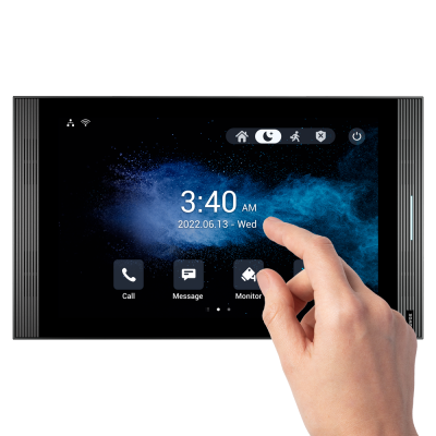 Ecrã digital táctil preto com interface gráfica e mão humana a tocar