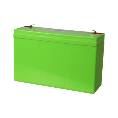 Bateria verde com terminais metálicos e código de barras