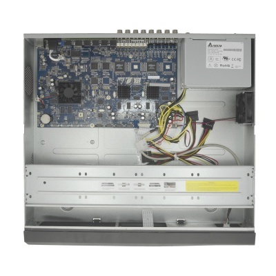 Interior de equipamento eletrónico com placa de circuito azul e cabos coloridos