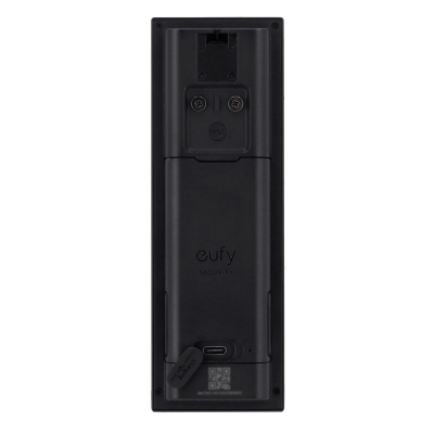 Parte traseira de dispositivo preto com logo eufy SECURITY e porta USB-C