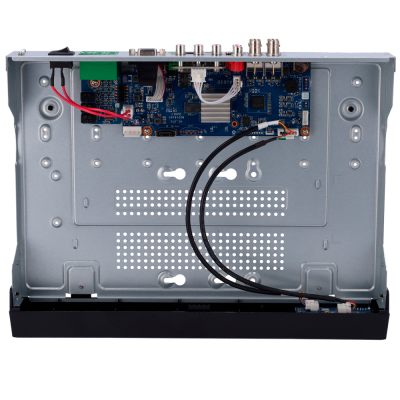 Aparelho eletrónico com placa azul e cabos dentro de estrutura metálica cinza