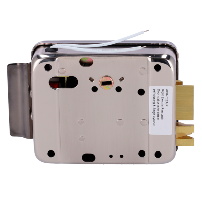 Fechadura metálica retangular prateada com etiqueta branca e mecanismo dourado