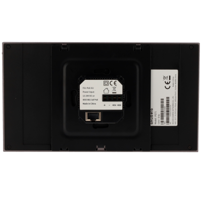 Dispositivo eletrônico preto com etiqueta central branca e porta Ethernet