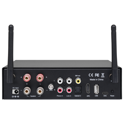 Unidade eletrónica preta com antenas e várias entradas de áudio e USB
