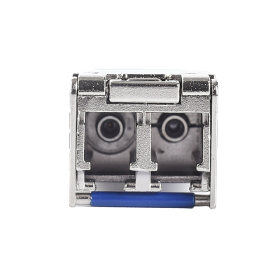 Conector metálico retangular com detalhes azuis em fundo branco