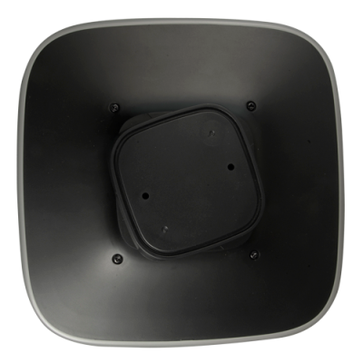 Placa quadrada preta com peça central quadrada arredondada feita de plástico