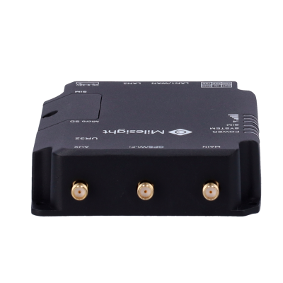 Dispositivo eletrônico preto com conectores dourados e texto branco