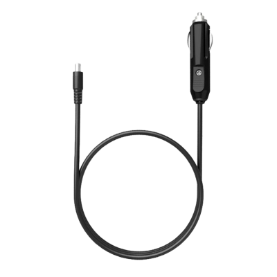 Cabo preto com conector USB-C e adaptador para tomada de carro