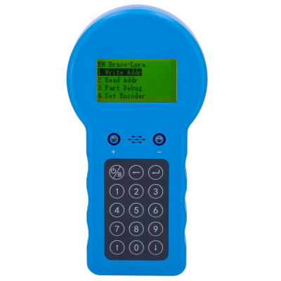 Dispositivo azul com ecrã LCD verde e teclado numérico preto.