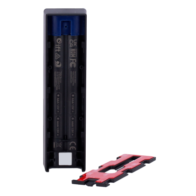 Compartimento de baterias para 4 pilhas AAA com tampa removível.