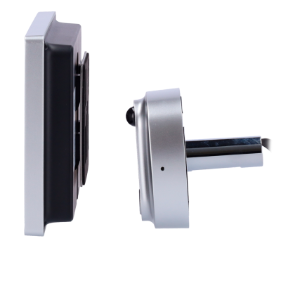 Dispositivos eletrónicos cinza prateado e preto de perfil com lente saliente e base retangular sobre fundo branco