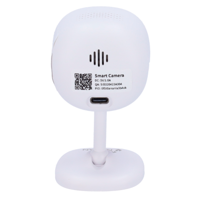 Câmara inteligente branca de plástico com suporte e etiqueta na parte de trás sobre fundo branco