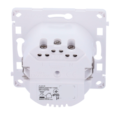 Tomada elétrica branca AJAX com suporte metálico e terminais visíveis
