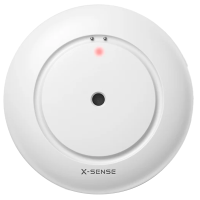 Sensor circular branco com luz vermelha e texto X-SENSE