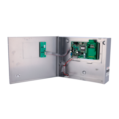 Caixa metálica aberta com circuito eletrónico verde e cabos internos