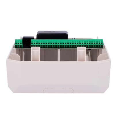 Dispositivo electrónico com conector verde e caixa branca